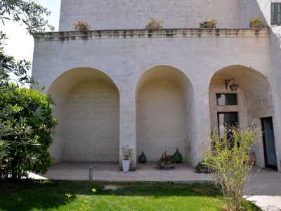 Sulla sinistra si sviluppano tre archi a tutto sesto (probabilmente in passato rappresentavano la base di una loggia superiore oggi assente), uno dei quali ospita l�ingresso dell�edificio